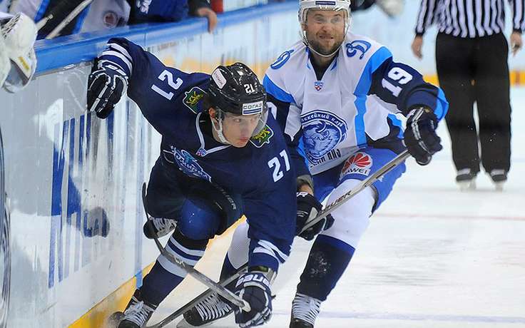 борьба у борта в матче «Адмирал» — «Динамо» Минск