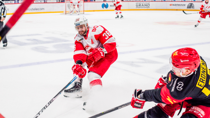 Хоккеист «Спартака» и хоккеист «Йокерита»