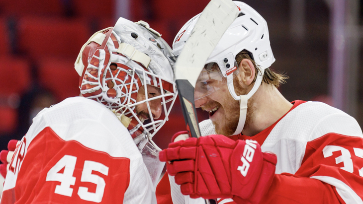 Джонатан Бернье и Евгений Свечников в игре против «Каролины»