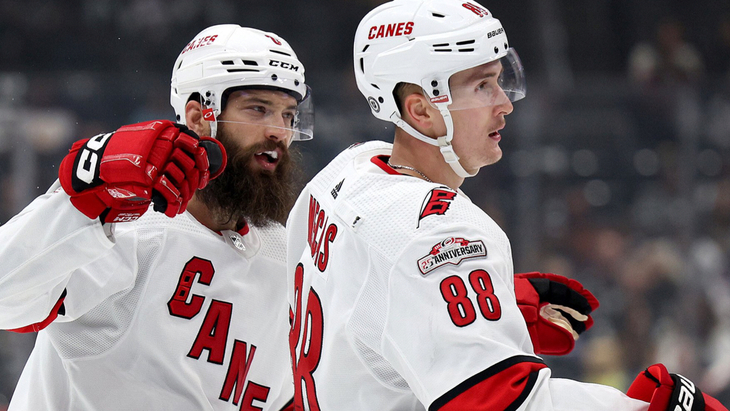 Брент Бернс (#8) и Мартин Нечас (#88)