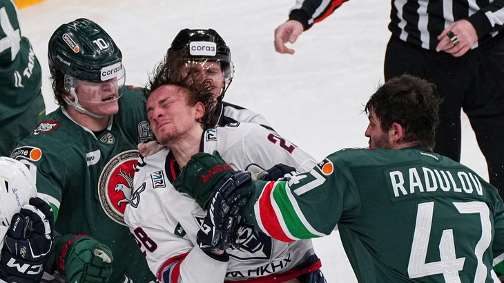 Стычка между игроками во втором матче серии