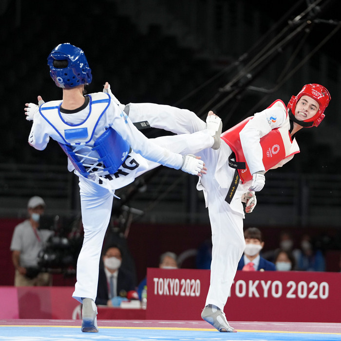 Лукас Лаутаро Гузман и Михаил Артамонов (справа)