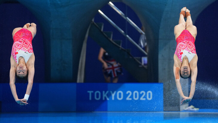 Китаянки завоевали золото Олимпиады в синхронных прыжках в воду