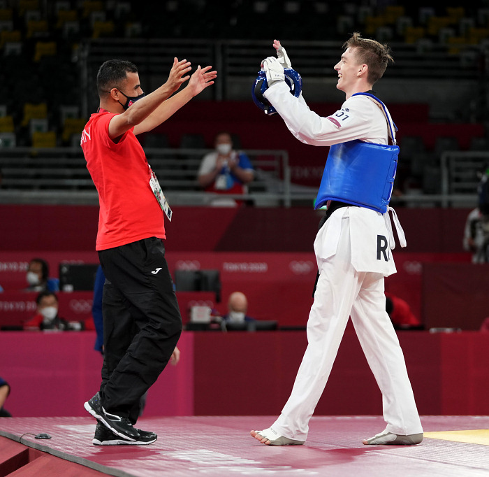 Максим Храмцов (справа)