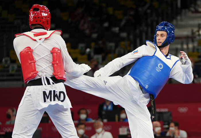 Владислав Ларин (в синем)