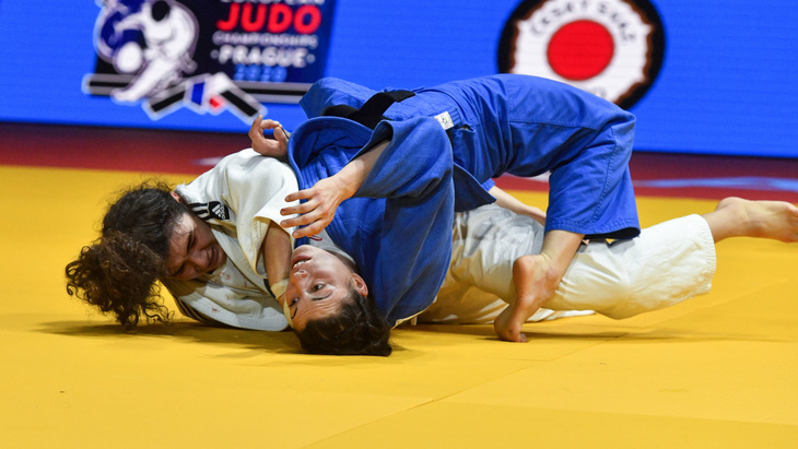 Мадина Таймазова (в белом)