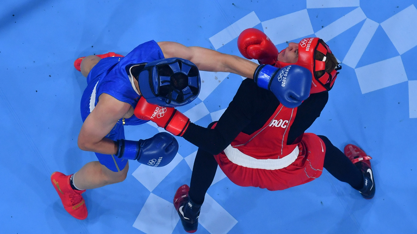 Зенфира Магомедалиева (в красном)