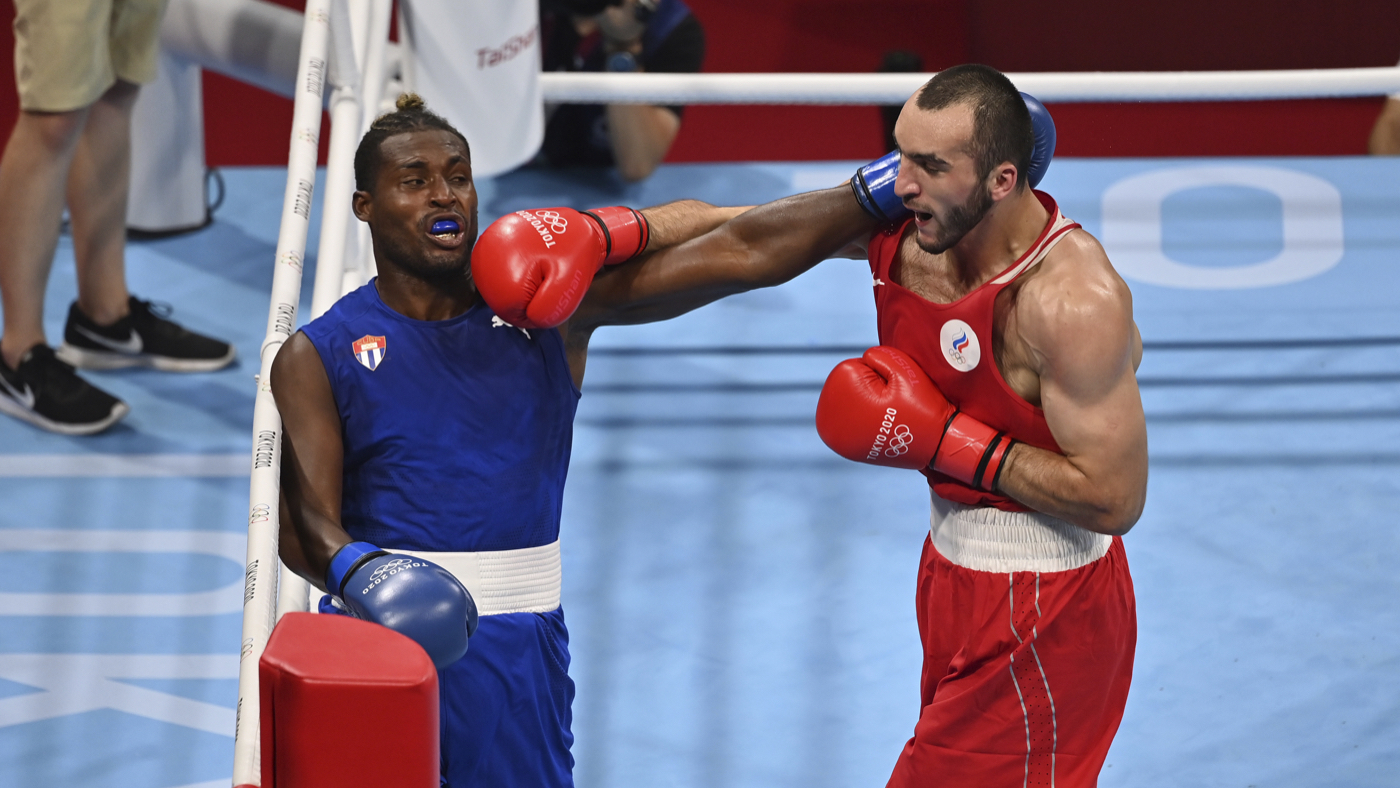 Муслим Гаджимагомедов (в красном)